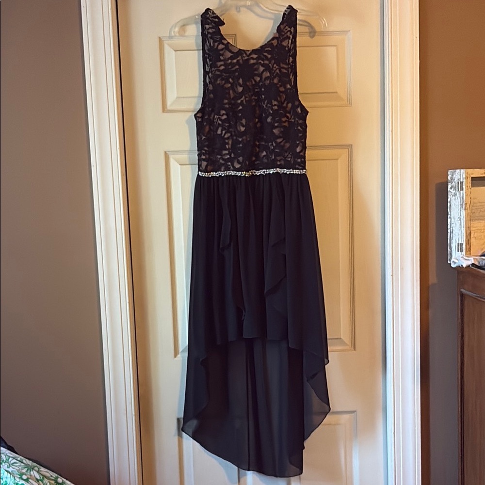 Black Scoop Neck Sleeveless Formal Dress